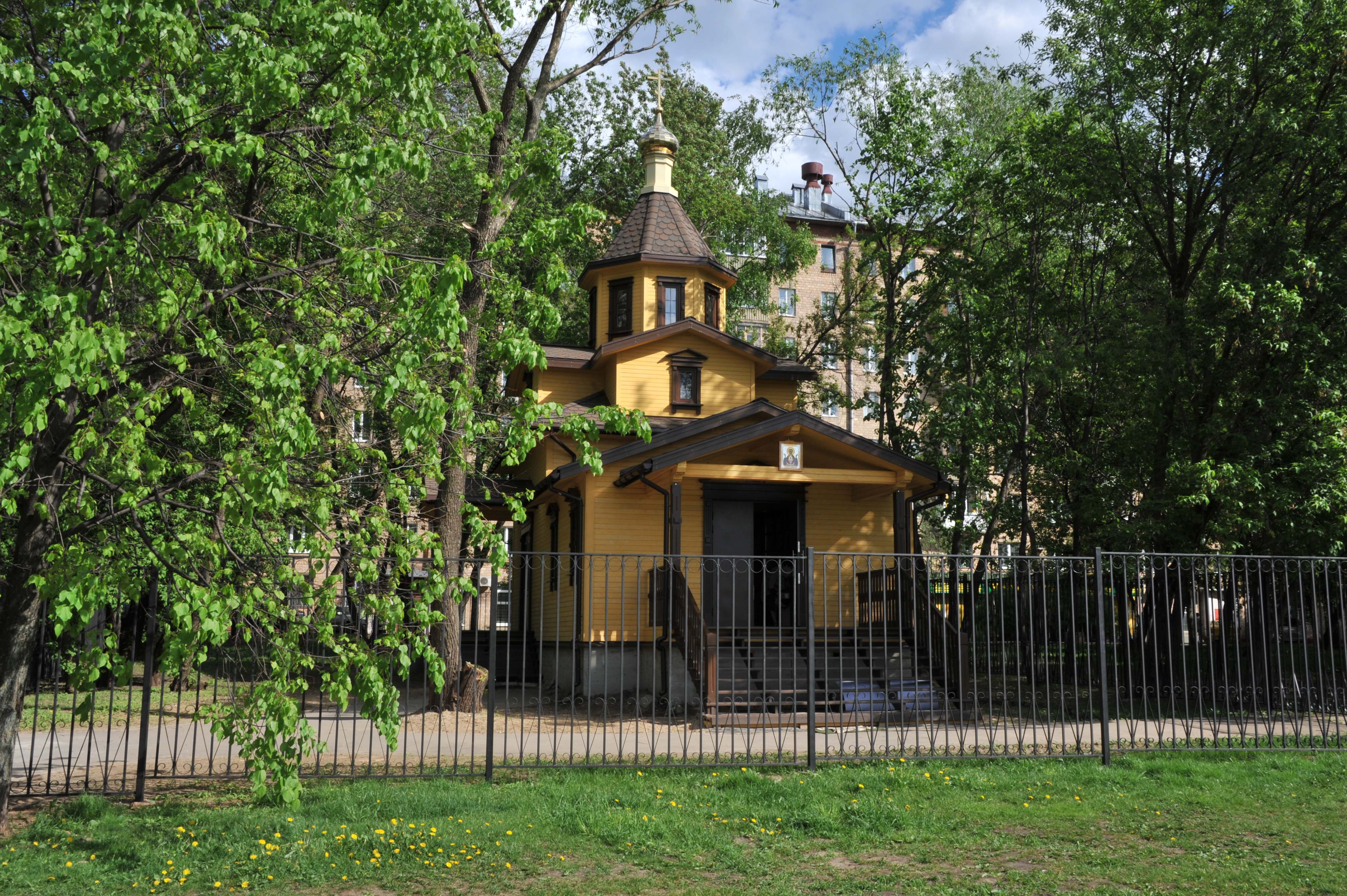 Москва побила рекорд по строительству храмов шаговой доступности. А что Петербург?